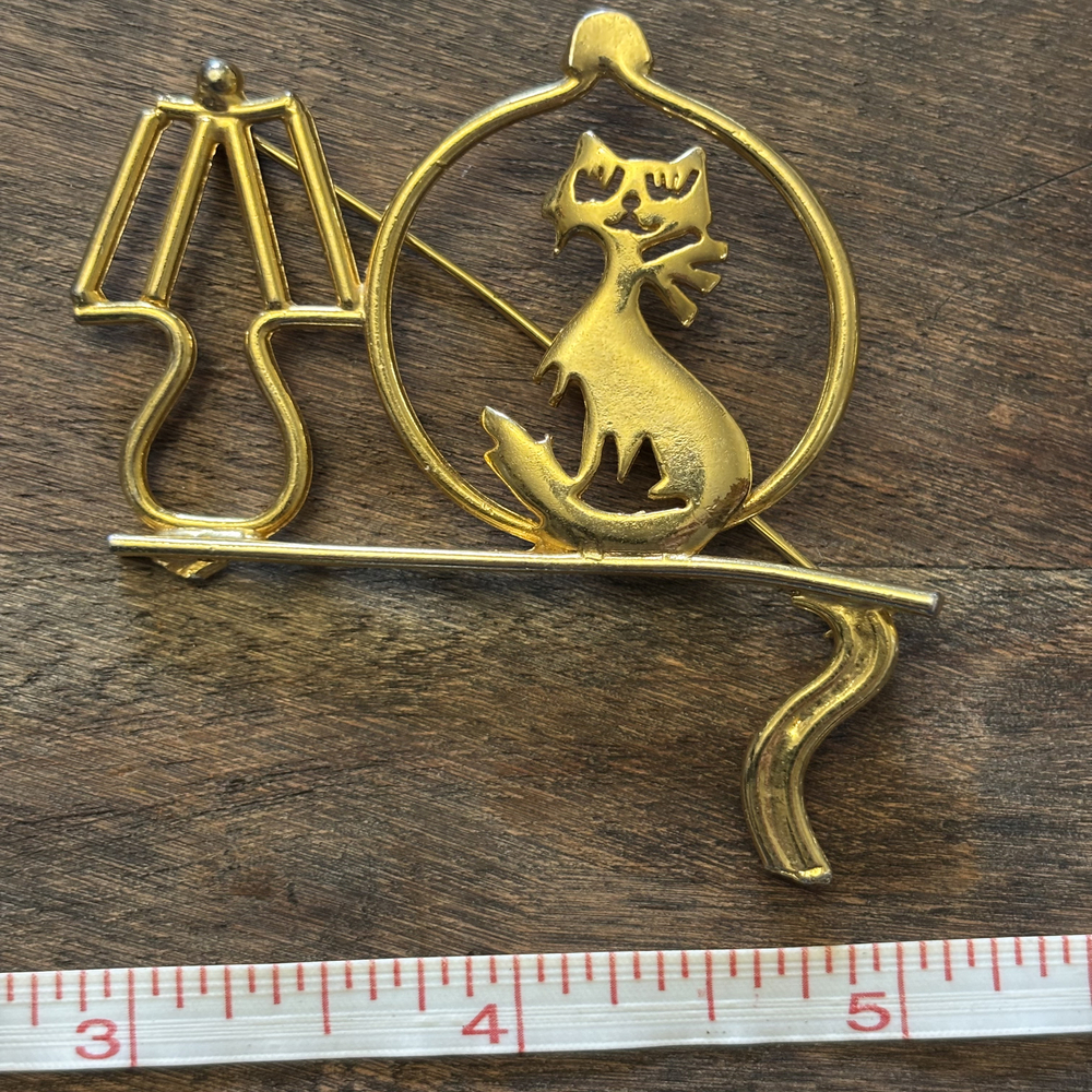 Abstract Cat Lamp Post Scene Brooch Gold Tone
